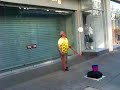 Covjek zaradjuje kintu na König str. u Stuttgartu