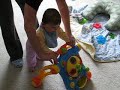 Vid�o 11 mois - Julianne et sa trottinette
