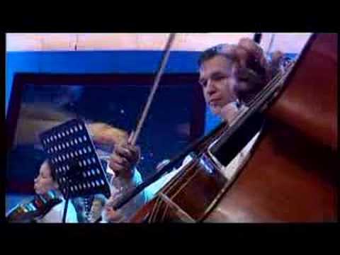 redlinger - Gina Alice Redlinger, Klavier spielt als 12- jährige gemeinsam mit dem Landesjugendorchester Berlin unter Leitung von Rasmus Baumann den ersten Satz des Klav...