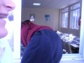 elena metiendose en la ventana del comedor