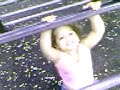 aura brinca y salta en el parque de los mina con su papi jup