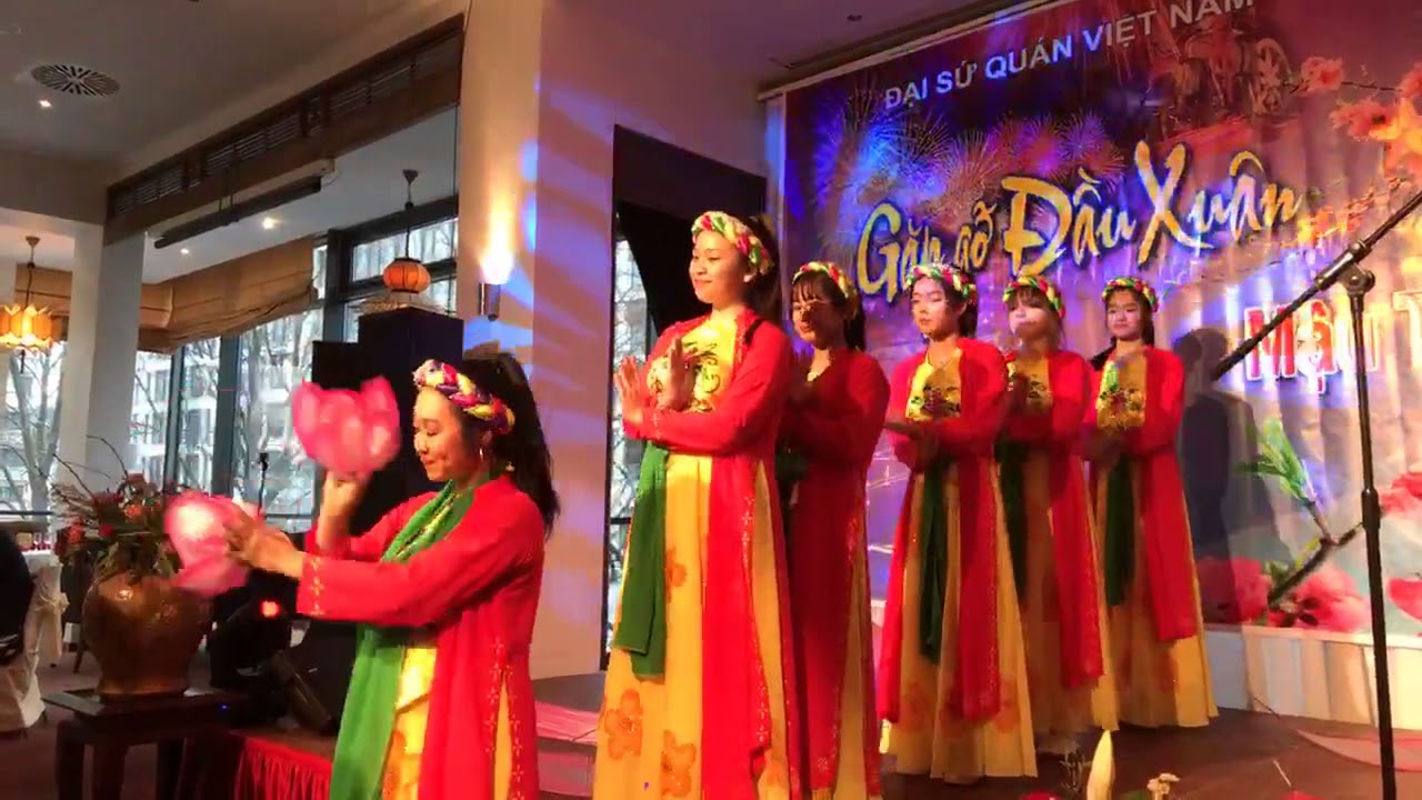 HỌC SINH TRƯỜNG TIẾNG VIỆT AWO BIỂU DIỄN