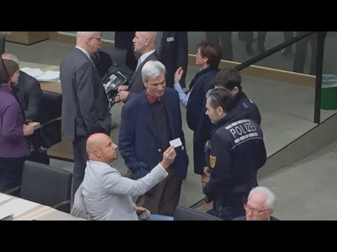 Baden-Wuerttemberg: Stefan Räpple (AfD-Landtagsabgeordneter) provoziert bis die Polizei kommt