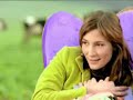 http://italiafrancia.blogspot.com

un canard dans le caf. 
j'ai du mal digrer, parfois, 
tous les papiers mchs 
qui se prennent mon filet 
de voix. pauvre pcheur, 
fallait lire entre mes lignes, 
pas mordre mes sautes d'humeur 
mme si je n'en suis pas digne. 

fallait rester zen. 
soyons zen, 
du sang froid dans les veines 
soyons zen 
et de chacun la chane. 
zen, restons zen, 
du calme la vie comme un larsen, 
sans amour et sans haine. 
j'suis pas dans l'vent des guignols, 
de ces joueurs en fond de court, 
de ceux qui, pour un p'tit bout d'atoll, 
sont prts larguer les amours, 
tous ces matres-chanteurs 
qui manquent de coffre et de hauteur. 
c'est facile de compter les erreurs 
quand on ne joue pas la scne. 

l'erreur est humaine. 
soyons zen. 
du sang froid dans les veines. 
soyons zen 
et de chacun la chane. 
zen, restons zen. 
du calme la vie comme un larsen, 
sans amour et sans haine. 
zen, zen, 
zen, zen. 
zen, restons zen. 
du sang froid dans les veines, zen 
et de chacun la chane, zen. 
du calme la vie comme un larsen, 
sans amour et sans haine, 
zen, 
sans amour et sans haine, 
zen, 
sans amour et sans haine, 
soyons zen, 
zen.