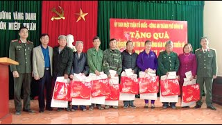 Tặng quà Tết già làng, trưởng bản, người có uy tín