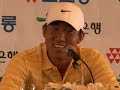 [노컷]한국에서 명성을 쌓는 것이 꿈입니다.새끼사자에서 라이언킹으로 성장한 재미교포 앤서니 김(23)이 자신의 꿈을 이루기 위해 고국을 방문했다.제51회 코오롱하나은행 한국오픈에 참가하기 위해 입국한 앤서니 김은 30일 소공동 롯데호텔에서 열린 공식 기자회견에서 한국에서 좋은 활약을 펼치고 명성을 쌓는 것이 나와 부모님의 꿈이다면서 이번주에 보여드릴 수 있는 것을 모두 보여주고 가겠다고 고국 방문 소감을 밝혔다.앤서니 김의 한국 방문은 이번이 두 번째다. 지난 3월 제주도에서 열린 유럽프로골프투어 발렌타인챔피언십에 이어 두 번째 국내 대회에 출전하는 앤서니 김이지만 그 때와는 입지가 완전히 달라졌다.세계랭킹 70위에 불과했던 앤서니 김은 미국프로골프(PGA) 투어에서 2승을 올리며 랭킹을 무려 6위까지 끌어올렸다. 게다가 대륙골프대항전인 라이더컵에서는 미국팀의 주축 선수로 활약하며 9년 만에 우승컵을 되찾아오는데 큰 역할을 했다.이러한 상승세의 원인은 정신력의 변화에 있었다. 데뷔 초에는 아마에서 실력을 뽐냈기 때문에 기본 실력으로 얼마든지 좋은 성적을 낼거라 생각했다. 그래서 밤 늦게까지 놀고 파티도 다니면서 연습을 소흘히 했다는 앤서니 김은 하지만 큰 오산이었다. 결국 정신력을 변화한 것이 결과로 나타났고 앞으로도 지금과 같이 꾸준히 연습해 좋은 성적을 거두겠다고 힘주어 말했다.계속해서 앤서니 김은 최근 일어난 해프닝에 대해서도 해명아닌 해명을 했다. 앤서니 김은 라이더컵에서 이안 폴터(영국)와 충돌하기도 했고 지난 주 열린 투어챔피언십 3라운드에서는 공이 갤러리를 맞추기도 했다. 환하게 웃으며 폴터와 악수를 나눈 앤서니 김은 서로 접근하는 것을 못봐서 부딪힌 것인데 과장된 기사가 나갔다. 화해를 했으니 더 이상 얘기하지 말았으면 한다면서 갤러리가 공에 맞았을 때 바로 앞에 서있었는데 화를 내지 않고 오히려 나에게 괜찮냐고 물어봐 너무 미안했다. 갤러리 연락처를 가지고 있으니 오늘도 연락을 할 계획이라고 설명했다.한편 앤서니 김은 2일부터 천안 우정힐스CC에서 열리는 한국오픈에 출전, 폴터 뿐 아니라 올시즌 한국프로골프(KPGA) 투어 상금랭킹 1위 김형성(삼화저축은행), 국가대표 김비오 등 한국 선수들과 우승을 놓고 겨룬다. ◆ CBS체육부 김동욱 기자◆ 인터넷뉴스의 새로운 상상, 노컷TV 　 ⓒ CBS 노컷뉴스 무단전재 및 재배포 금지 ◆ 바로가기 노컷TV http://www.nocut.tv노컷뉴스　http://www.nocutnews.co.kr