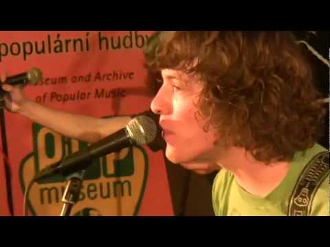 Curlies - Je mi jedno - Curlies (2012)