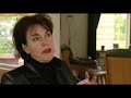 http://www.hetlnv.nlhttp://www.trainingverkoopstyling.nlDe economie hapert en daardoor blijven huizen langer te koop staan. Een verkoopstylist kan je huis dan aantrekkelijker maken. Verkoopstyling is in Amerika de normaalste zaak van de wereld, in Nederland begint het nu ook te komen. Journaal op 3 verslaggever Maarten Fussel bezocht met verkoopstylist en oprichter van het LNV Ingrid van der Aa een huis dat al 10 maanden te koop staat.