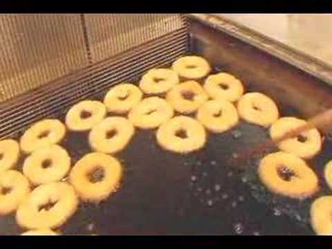 3 minute maine - Russell Kaye & Sandra-Lee Phipps make a pilgrimage to Tony's Donuts in Portland, Maine. Watch as Tony teaches Russell to make hand-cut donuts. Also meet the ...