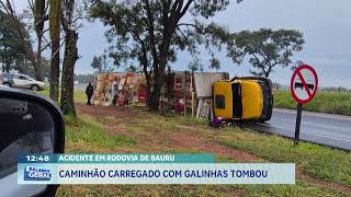 Acidente em rodovia de Bauru: caminhão carregado com galinhas tombou