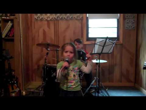 Bambina canta Heavy metal Bambina canta Heavy metal
