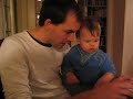 Lukas og pappa leser om aper Lukas og pappa leser om aper