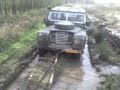 Unimog Trekt landrover dr uit in siebengewald