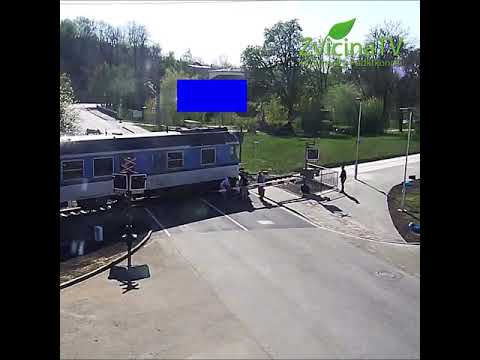 Motocyklista złamał szlaban i wjechał pod nadjeżdżający pociąg. Przypadkowy obserwator go uratował