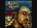 swift guad -- plume lacrimog�ne


[introduction]
yo yo swift guad narvallo croix de chapeau 93 sans micro
yo yo 

[couplet 1]
une habitude il y a des vies qui cr�ve pendant la canicule
les gars titube et l'autres finissent chlasse entre les clavicules
mon attitude celle de la colbart ou celle d'un matricule
l'etat stipule que tout va bien mais en secr�te l'escroc nous manipule
j'�tais assez dure m�fiant pourtant j'ai gob� la pilule
c'est ma vie dure, on m'attribue des tares on m'attribue des tappitu
il y a pas d'issue et �a ici on sait que c'est quasi sure
un particule de souffre qui zizague en vice et salissure
c'est la figure allez au septi�me ciels c'est si rapide
les petits rappliquent 
quand ils sentent l'oseille quand ils lapident
donc imagine une vie � risque
dans une ville aride
entre richesse et tyranniques
comme � l'�poque des pyramides
j'�crit la nuit, le jour je nage entre des piranha
on chante la paix comme humanistes sous la douche d'eau en pyjama
anti bla bla
ou� on fait partit de ces gens qui ne blaguent pas
les narines sont remplies de varra
mon rap en apprenti parfois

[refrain] 
enfant du monde des bidonvilles aux r�sidences pavillonnaires
c'est tr�s vite que j'ai compris que mon p�re n'�tais pas millionnaire
en surface �a vire au drame en sous sol marie m'op�re
un monde d'al de pyromanes et j'ai la plume lacrymog�ne
enfant des bidonvilles aux r�sidences pavillonnaires
c'est tr�s vite que j'ai compris que mon p�re n'�tais pas millionnaire
en surface �a vire au drame en sous sol marie m'op�re
un monde d'al de pyromanes et j'ai la plume lacrymog�ne

[couplet 2]
l'auditeur est admiratif
de partager ma vie d'artiste
dans mon crane est la cicatrice
du calvaire � paris la grise
pas d'inactif
pour que �a p�te comme de la dynamite
ou comme le titanic
pour imposer enfin ma dynastie
ma rime s'active
oui j'arrive
parce que la crise m'anime
moi j'ai pas les moyens c'est robinet et pas christaline
oui je veux de la fiscali et des cocktail de mescaline
je laisse couler sa pr�carie 
et puis des lascars s'expatrient
la tess' ma pris
la racaillerie avec sa vie factice
tout les dimanches les momes se branlent sur la 6 et l'animatrice
des tas d'amis racistes
des tar�s et pas d'admiratrices
comme un h�pital psychiatrique
les barges sont l� et tyranise
et tout les flics paniquent
dans une ambiances antipathique
je veux voir mon blaze en majuscule et tout mes titres en italique
dans ce tite cachiche
et moi je suis comme ces gens qui trafiquent
des pit-bulls en bas des tours cachent souvent des gens qui paniquent

[refrain] 
enfant du monde des bidonvilles aux r�sidences pavillonnaires
c'est tr�s vite que j'ai compris que mon p�re n'�tais pas millionnaire
en surface �a vire au drame en sous sol marie m'op�re
un monde d'al de pyromanes et j'ai la plume lacrymog�ne
enfant du monde des bidonvilles aux r�sidences pavillonnaires
c'est tr�s vite que j'ai compris que mon p�re n'�tais pas millionnaire
en surface �a vire au drame en sous sol marie m'op�re
un monde d'al de pyromanes et j'ai la plume lacrymog�ne

[couplet 3]
... est unique
mais beaucoup la partage
m�diatique est l'abattage
de l'holocauste � la bataille
surprenante comme la patate
et maintenant la maille parle
le carnaval des truand finit souvent en calvacade
il y a pas de faille...