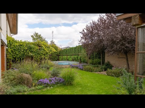 Video Rodinný dům u Prahy s nádhernou zahradou a bazénem
