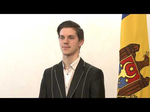 Igor Dodon a înmînat Diploma Președintelui Republicii Moldova muzicianului Radu Rațoi