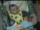 Artur experimenta banana e ma�a