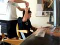 Cortandole el pelo a Leom!!