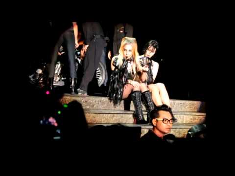 SinGaGaPawVEVO - Lady Gaga saw a girl holding a piece of note that written,
