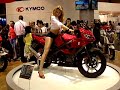 azafata de kymco en la feria madrid m�s moto 2007. una aut�ntica belleza.