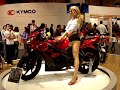 azafata de kymco en la feria madrid m�s moto 2007. una aut�ntica belleza.