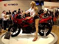 azafata de kymco en la feria madrid m�s moto 2007. una aut�ntica belleza.