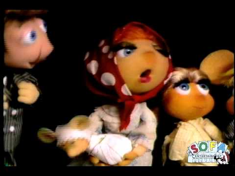Topo Gigio sings 