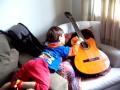 Arthur tocando violão