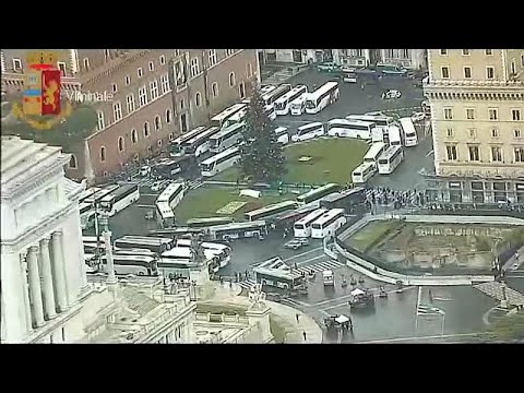 Rom: Busstreik legt den Verkehr lahm - Busunternehmer parken ihre Busse auf der Piazza Venezia