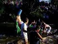 Vídeo con la llegada de varias de las carrozas a La Chalana, cortesía de llaviana.comEl Descenso Folklórico del Nalón forma parte de las fiestas de Laviana, y se celebra siempre un sábado a finales de Agosto. En él, la gente crea sus embarcaciones y las empuja hasta Puente de Arco para luego bajar con ellas por el río Nalón hasta La ChalanaMúsica: Xera - 