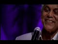 Paulinho da Viola cantando Pecado Capital em show acústico.