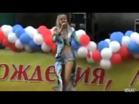 La cantante rusa Natalie se cae de pleno escenario