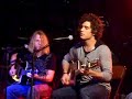 mateo lynch cantando descalzo