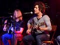 mateo lynch cantando descalzo