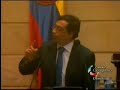 El Senador Gustavo Petro presentó en la Plenaria del Senado de la República, el 17 de abril de 2007, el debate sobre el origen del paramilitarismo en Antioquia. El debate recopila toda la información documental escrita sobre lo que pudo motivar el surgimiento del fenómeno paramilitar en Colombia, empezando por la huída de los narcotraficantes a Panamá y su posterior regreso al país luego del derrocamiento del Presidente Noriega. De regreso al país, los narcotraficantes colombianos, ante la necesidad de invertir y camuflar sus fortunas, deciden radicarse en la zona del magdalena medio, comprando grandes extensiones de tierra, las más fértiles.  En estas zonas forman sus ejércitos paramilitares y los entrenan, incluso contratando mercenarios extranjeros en complicidad con altos mandos militares de la época.Los primeros resultados de esos entrenamientos son los atentados al avión de Avianca, la muerte de varios candidatos presidenciales y ministros, por parte del llamado grupo de extraditables, que le declararon la guerra al Estado, en cabeza del narcotraficante Pablo Escobar. En este enfrentamiento entre el Estado y Pablo Escobar nace un grupo de narcos que se autodenominan 