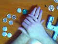 En el siguiente video se muestra como usar una máquina para hacer chapas Badge-A-Minit de 31mm. El Kit Gran Sistema de 31mm incluye:    * 1 - Prensa Manual    * 1 - Adaptador    * 1 - 31mm Anillos de ensamblaje    * 1 - 31mm Cut-A-Circle manual    * 110 - 31mm Recambio de chapas    * 10 - 31mm Diseños listos para ser usadosDisponible a la venta en www.haztuschapas.net