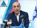 قال دبلوماسيون اليوم الاحد إن محققي الامم المتحدة يعتقدون أن سوريا ربما تكون دفنت تحت الاسمنت المسلح بقايا ما تشتبه واشنطن بأنه مفاعل نووي سري في موقع قصفته إسرائيل قبل عام. وبدأت الوكالة الدولية للطاقة الذرية التحقيق بشان سوريا في ابريل نيسان بناء على معلومات من المخابرات الامريكية قالت إن مجمعا في منطقة صحراوية نائية استهدفته إسرائيل كان مفاعلا شبه مكتمل بنته سوريا بمساعدة كوريا الشمالية وبانه مصمم لانتاج البلوتونيوم الذي يستخدم في القنابل الذرية. وقال محللون نوويون أمريكيون إن صورا التقطتها الاقمار الصناعية أشارت إلى أن سوريا سارعت بتسوية أرض الموقع بالجرافات وأزالت الانقاض وأقامت مبنى جديدا في محاولة محتملة للتغطية. قررت إسرائيل منع عددا من المتضامنين الاجانب المتوجهين الى قطاع غزة على متن سفينة (الأمل