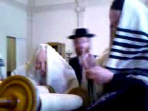 Zlotchov Rebbe saying birkas Hatorah and Hagomel 5770