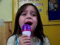 Laura canta 