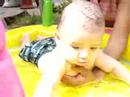 Mati en la piscina