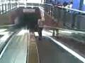 videos de como resbalar en escaleras mecanicas