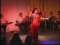 Aaliah junto a la orquesta de Mario Kirlis
