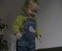 Mila speelt met mama en papa in de zetel
