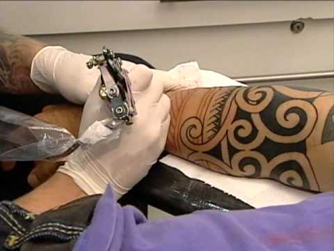 tatuagem - Repórter acompanha dor da fazer primeira tatuagem.