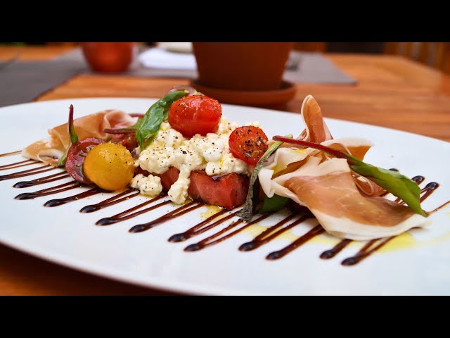 Gegrillte Wassermelone mit Frischkäse, zweierlei Tomate, Balsamico, (Parmaschinken)