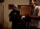 Bad e Thalis cantando