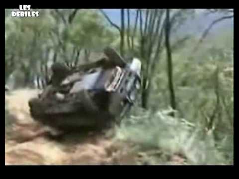 video auto Regis defonce la voiture de son pere