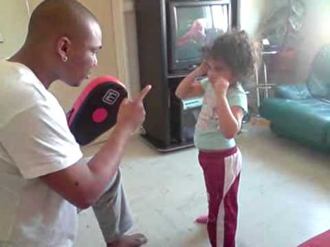 mbenson001 - entrainement muay thai d une petite banlieusarde de 5ans pris en main par son pere de 22ans cherche pas tu peu pa test.