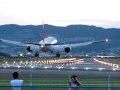 千里川土手 JAL B777 風に煽られて